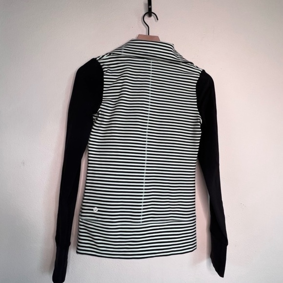 Lululemon Daily Yoga Jacket, size 2** - Picture 5 of 6